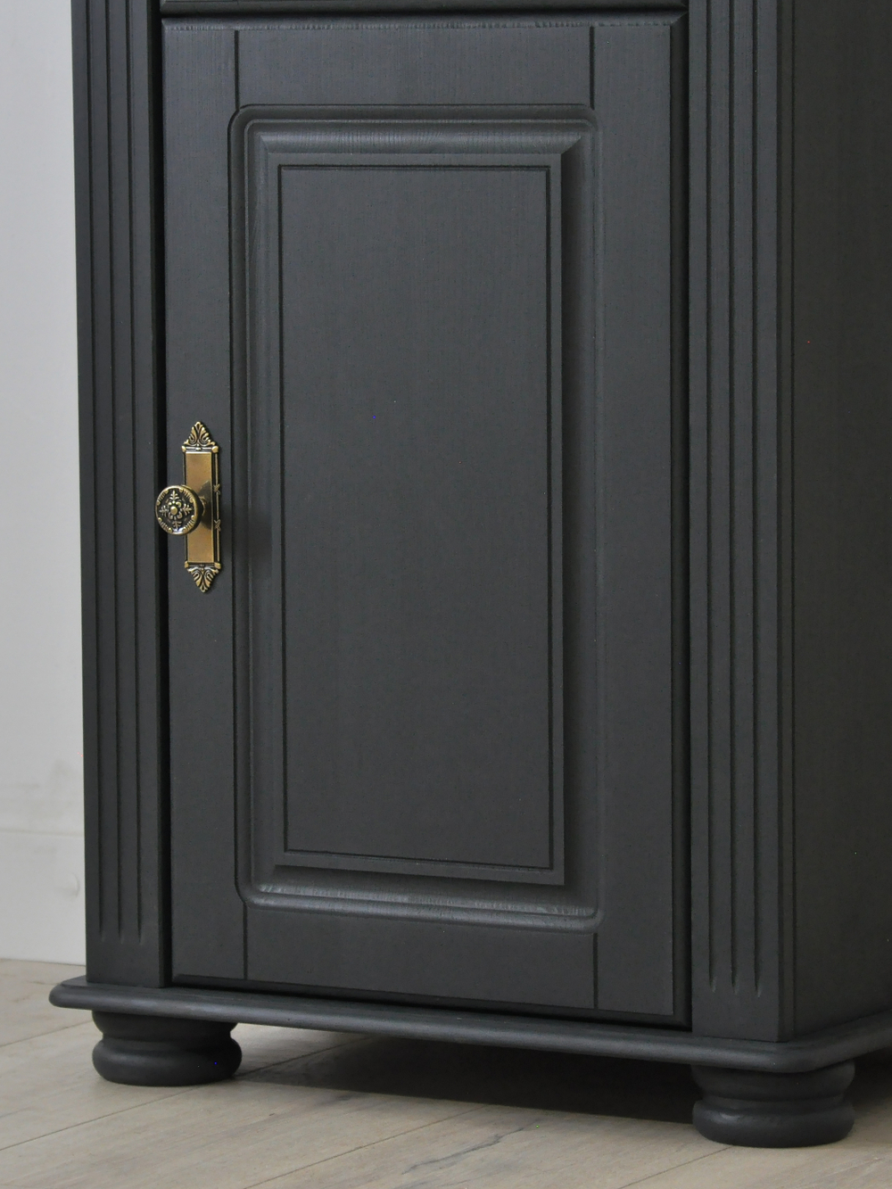 Шкаф-витрина Сюзанна из сосны, серый