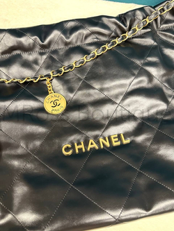 Сумка Chanel 22 из кожи черного цвета с золотой цепочкой