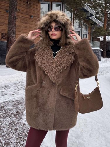 Коричневая шуба из эко-меха с английским воротником