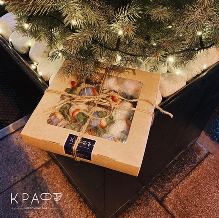 Новогодняя коробочка на 16 клубник