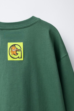 ZARA ФУТБОЛКА С ГРАФФИТИ-ПРИНТОМ GARFIELD © PAWS INC, БУТЫЛОЧНО-ЗЕЛЕНЫЙ