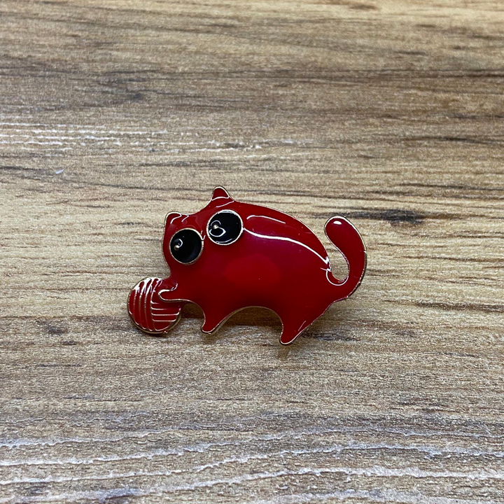 Брошь Котик с клубком эмаль красная черная металл золотистый