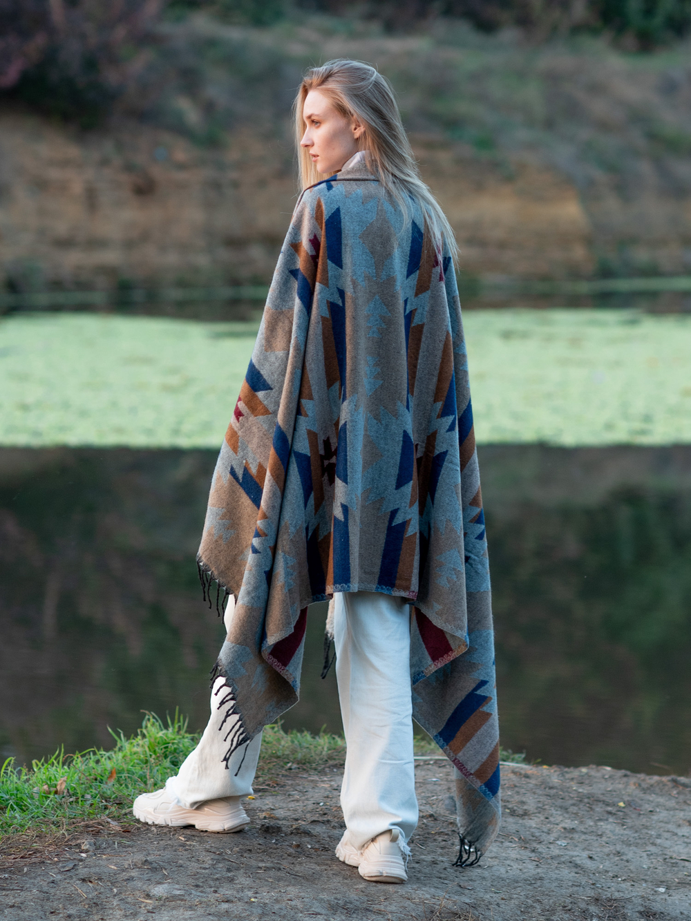 Палантин теплый с орнаментом Навахо