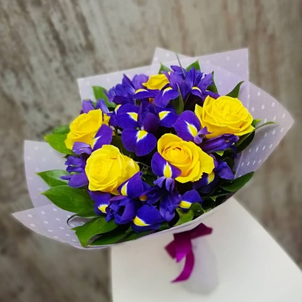 Купить Букет ирисов с желтыми розами «Лазурный зефир»