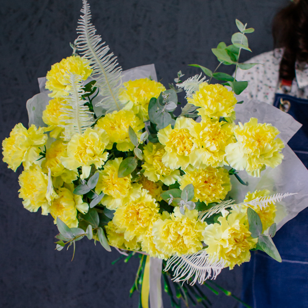 56. Жизнерадостный букет с диантусами и папоротником