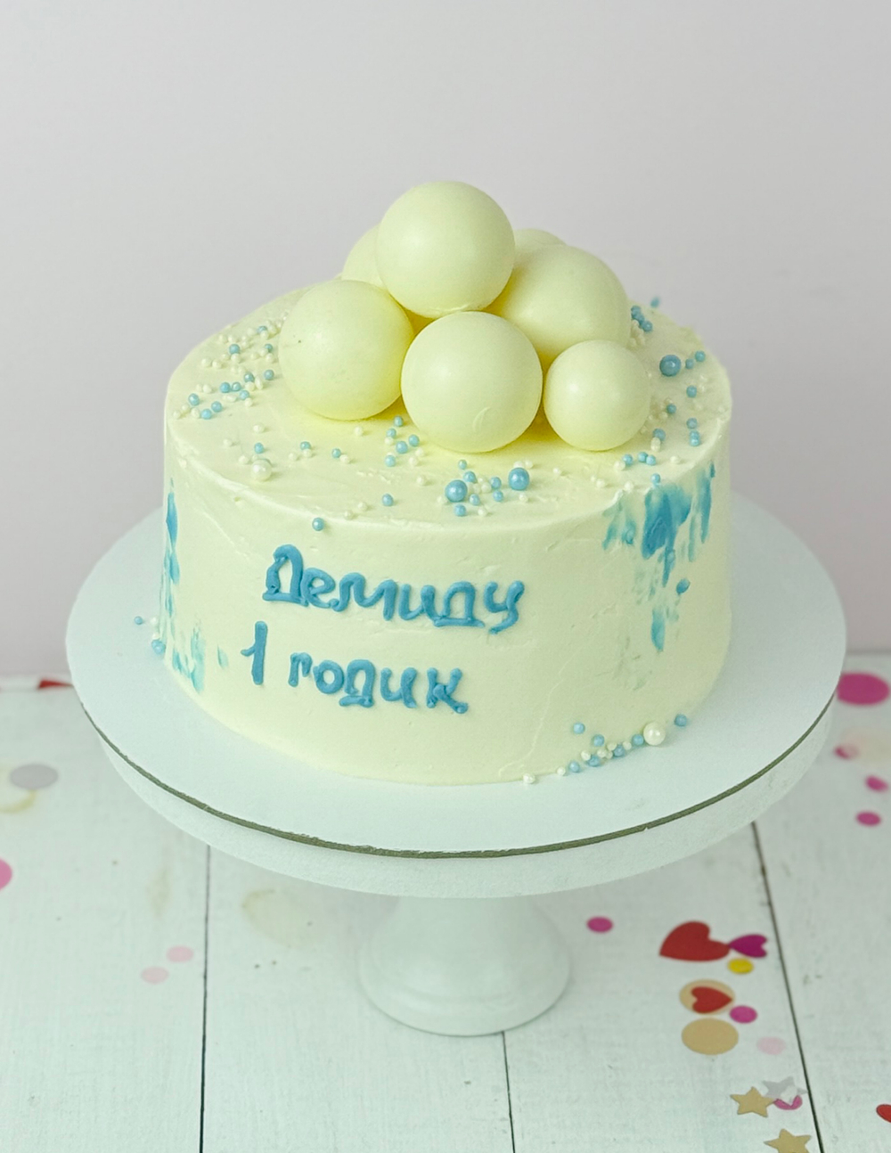 Торт мальчику на годик с белыми шоколадными шарами