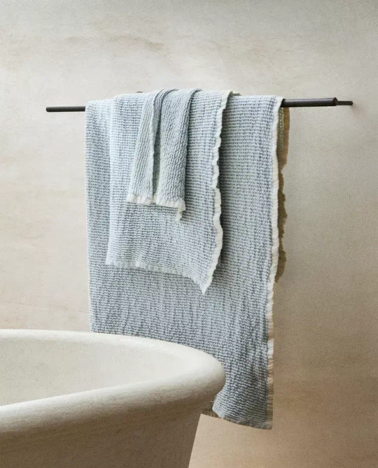 ZARA HOME БАННОЕ ПОЛОТЕНЦЕ С ВАФЕЛЬНЫМ УЗОРОМ, ЭКРЮ/СИНИЙ