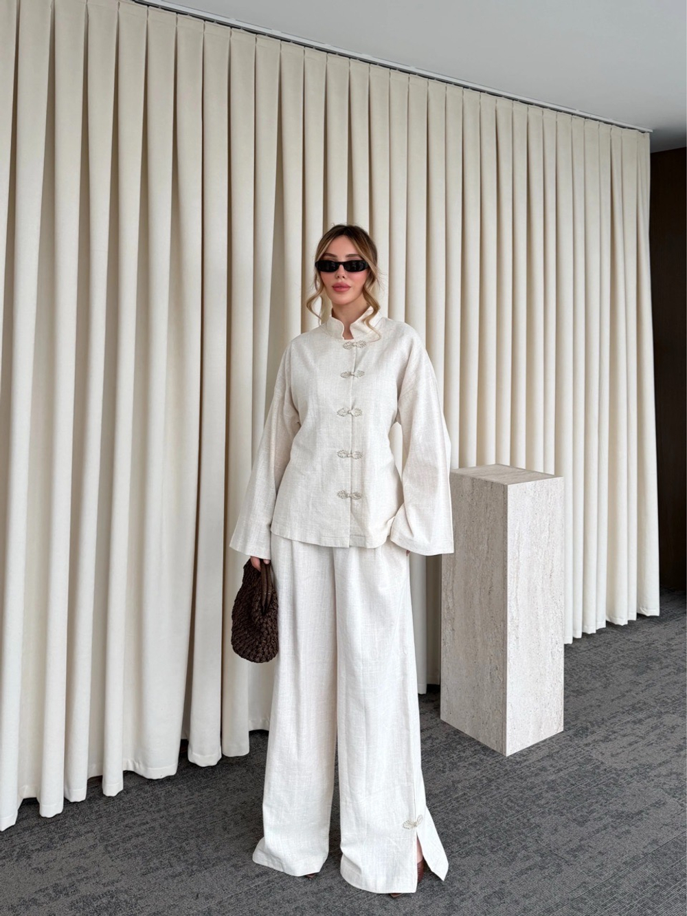 Костюм в азиатском стиле с прямыми брюками и разрезами по бокам