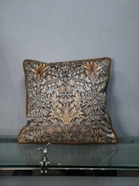 Бархатная подушка с дизайном по мотивам Уильяма Морриса