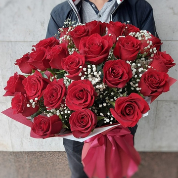 Букет из 25 красных роз сорта "Эксплорер" с гипсофилой (Эквадор 60 см)