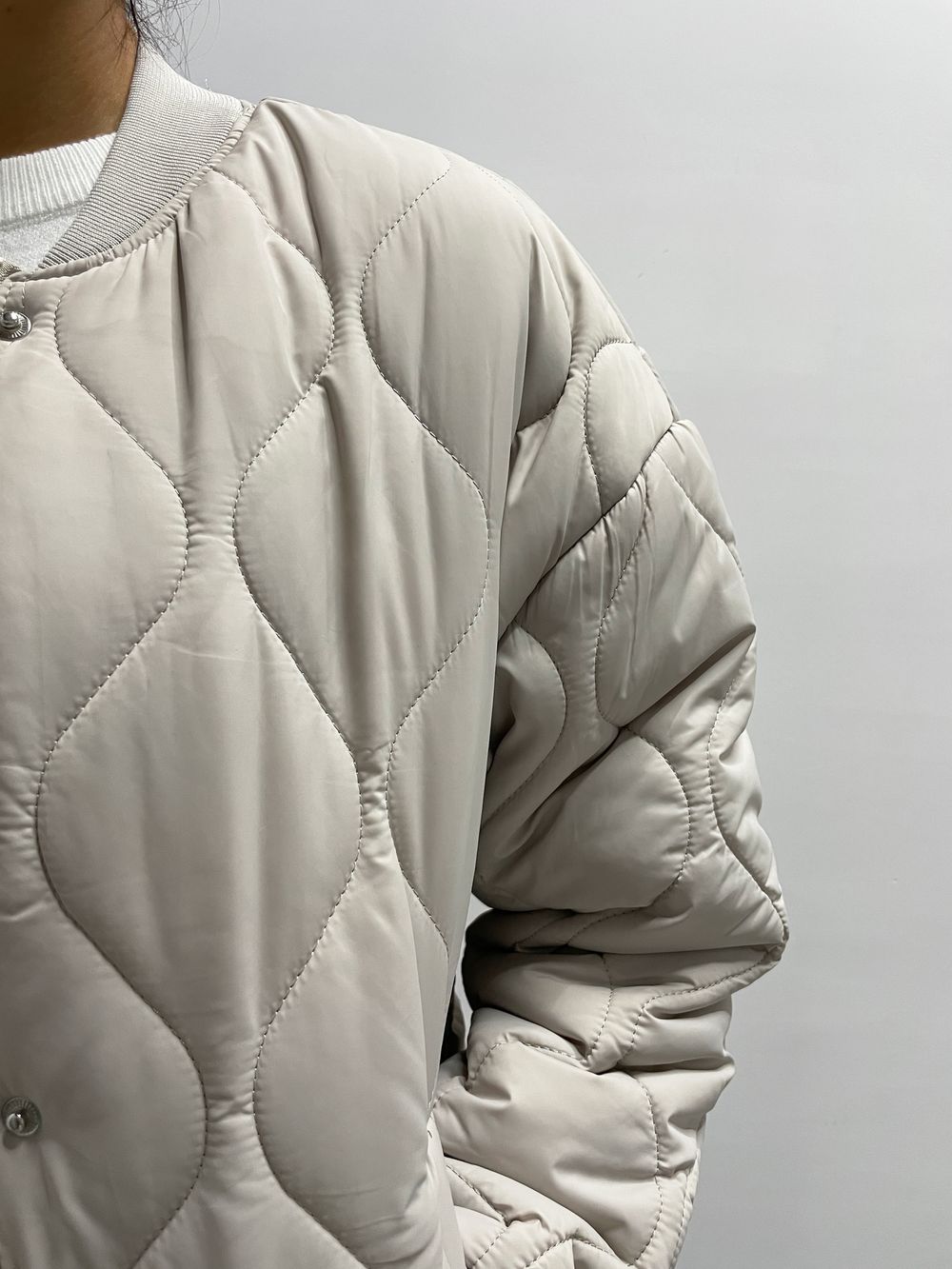 Куртка Dorimodes 9085 укороченная стеганая с застежкой на кнопки и молнию\Молочный шоурум