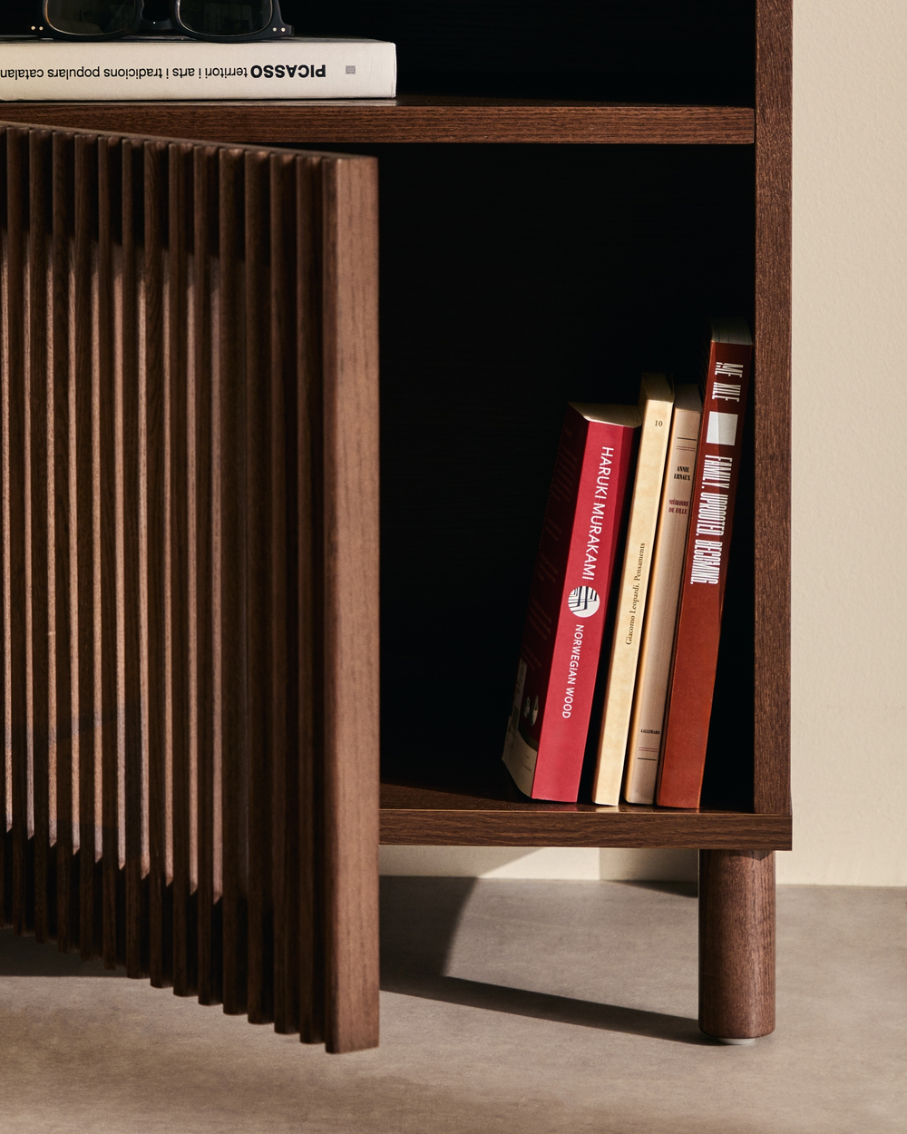 Прикроватная тумбочка Beyla из ясеня с отделкой под орех