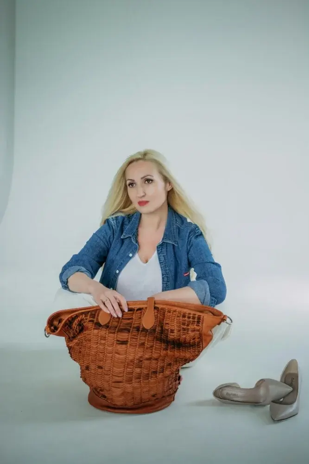 Женская большая плетеная сумка цвета whisky