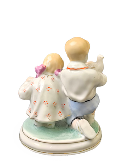 Фарфоровая статуэтка "Дети кормят голубей" Полонский ЗХК