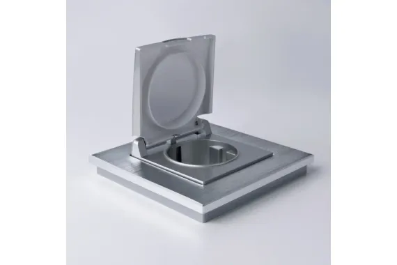 Розетка Werkel с заземлением с крышкой и шторкой IP44 серебряная 25867