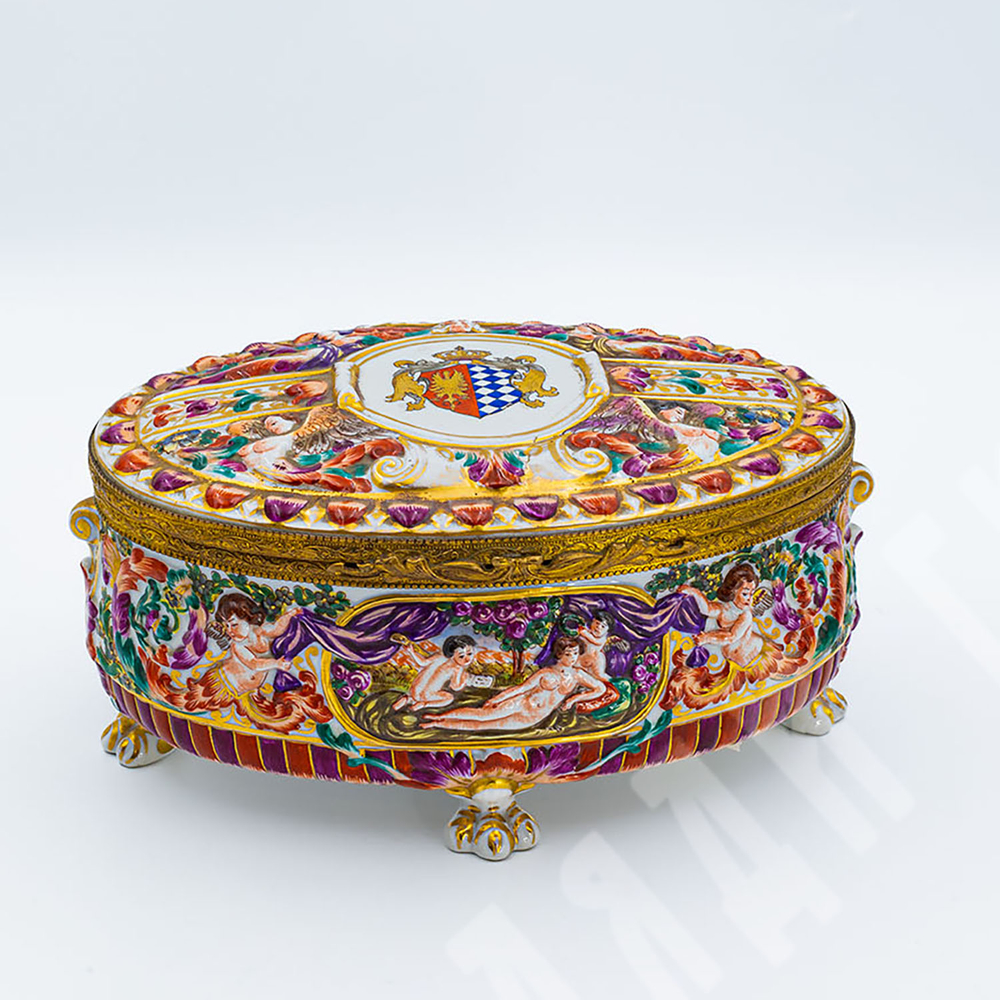 Фарфоровая шкатулка с гербом. Фарфор, ручная роспись. Италия, Каподимонте (Capodimonte). XIX в.