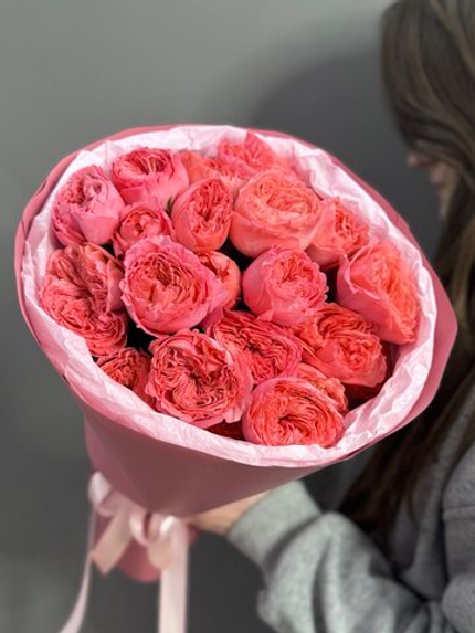 Монобукет с кустовыми пионовидными розами сорта "Бумеранг"