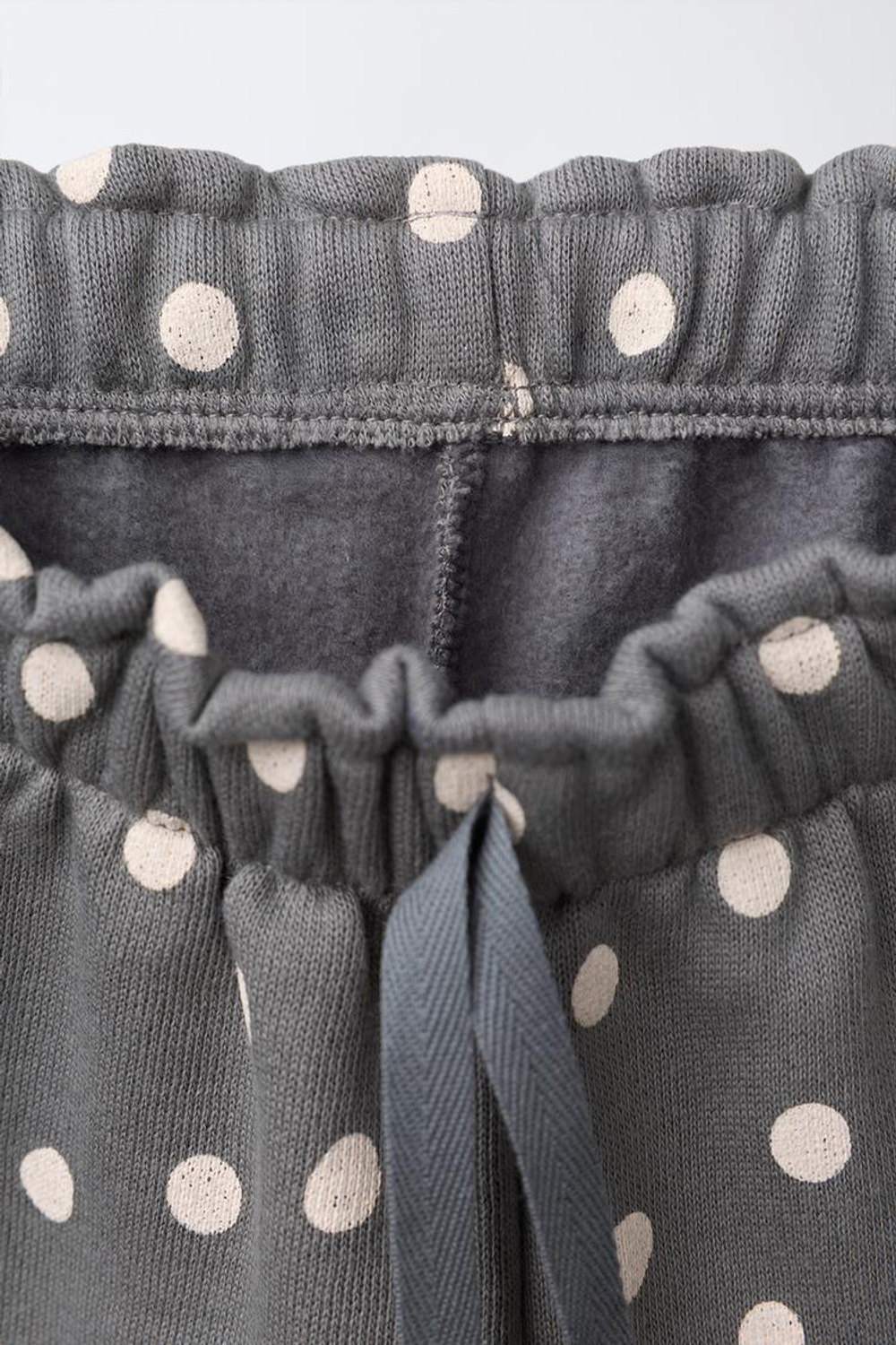 ZARA БРЮКИ ИЗ МЯГКОЙ ТКАНИ С ПРИНТОМ И ОБОРОЧКОЙ, МЯГКИЙ СЕРЫЙ