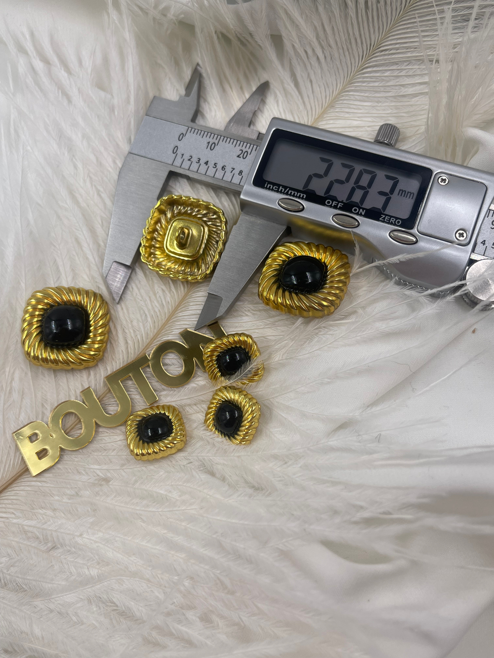 Пуговицы квадратные золотистые с черной эмалью