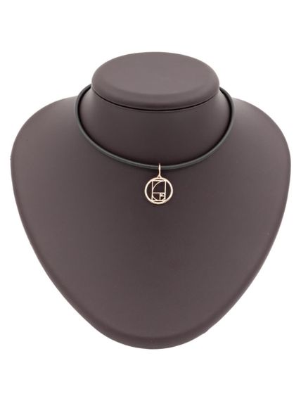 Фото подвески золотое сечение в круге из золота на постаменте