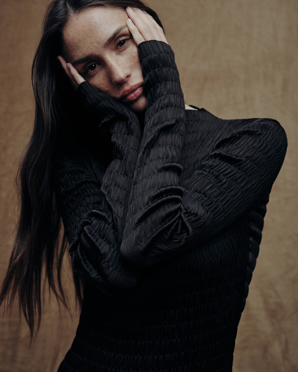 Платье из жатой атласной ткани