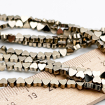 Гематит Сердце бусины (имитация), цвет золотистый, размер около 4 мм, цена за отрезок 19 см (1/2 нити)