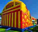 Коммерческий надувной батут «Смайлики» с крышей, размер 12*8*7 м