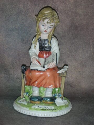 Статуэтка. Фарфор. Школьница. Capodimonte. Италия
