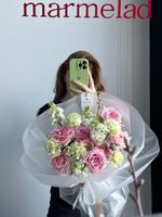 Букет сборный из одноголовых роз, диантусов, маттиолы и веток прунуса