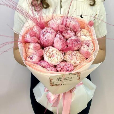 Монобукет из 15 пионов Сара Бернар с краспедией и ковылём. Монобукет 044 Chalet Green