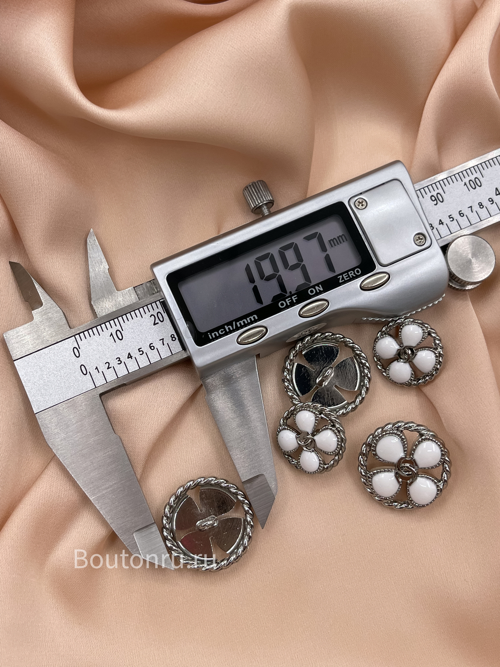 Пуговицы Шан. белый цветок в серебряном обрамлении