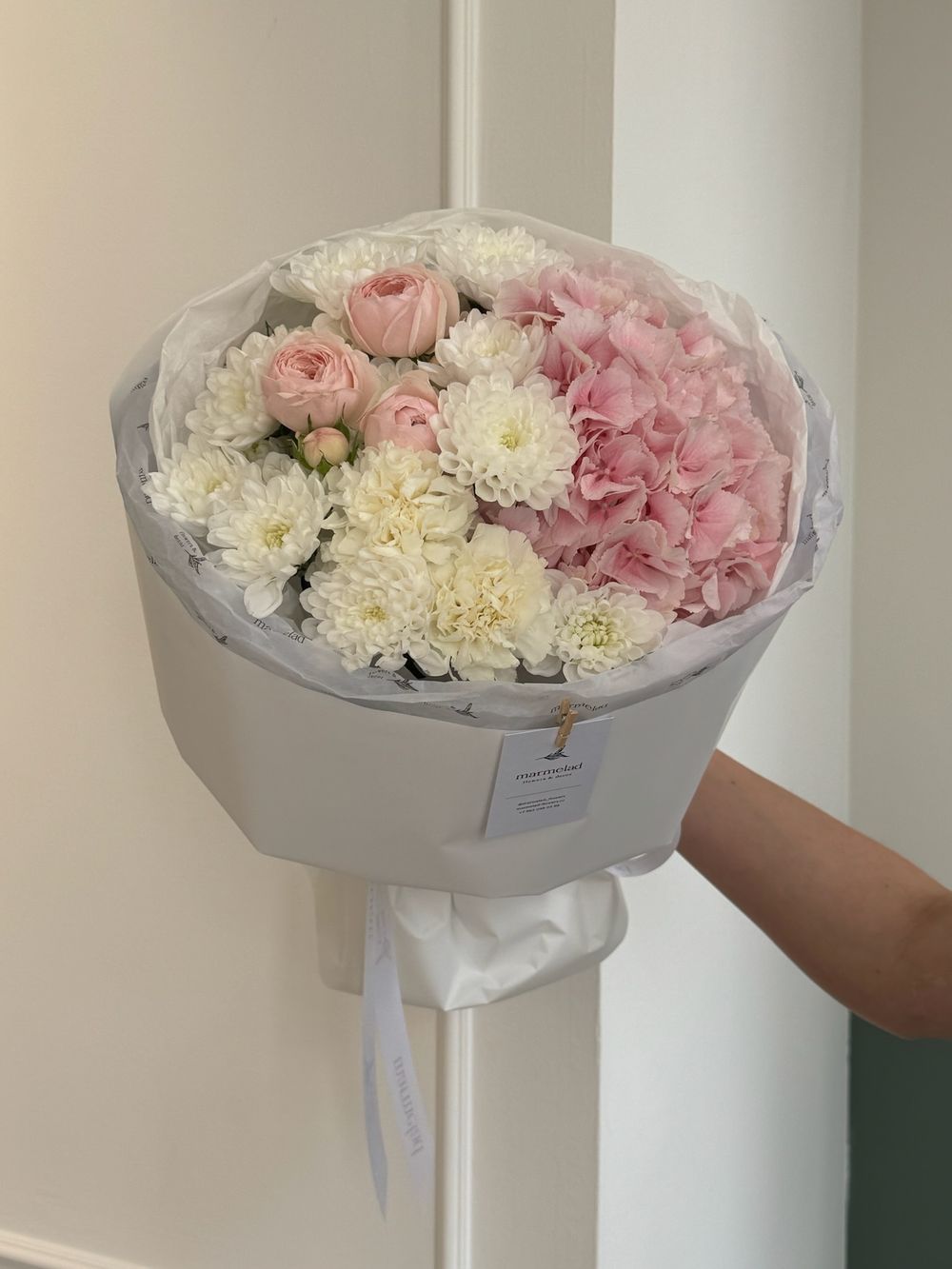 Букет сборный из гортензии, хризантемы и кустовых пионовидных роз