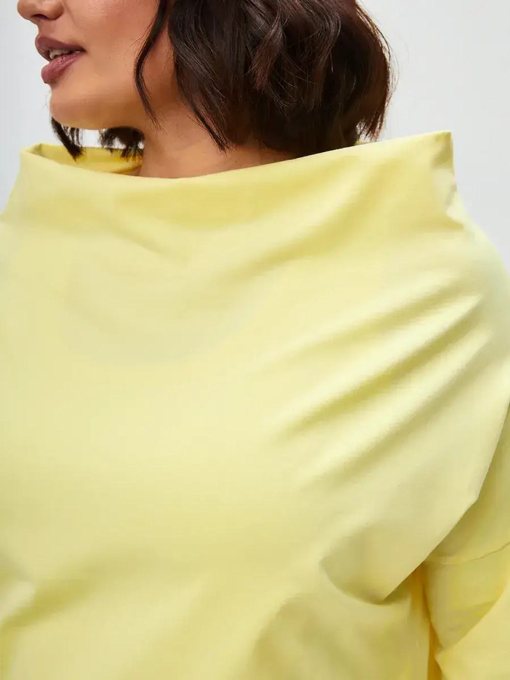 Лонгслив оверсайз с вырезом лодочка сливочно-масляный