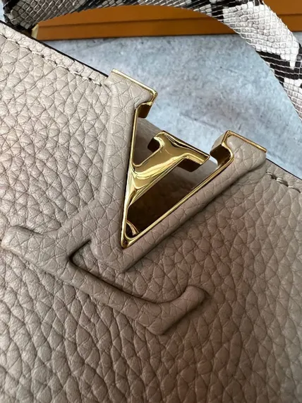 Сумка Louis Vuitton Capucines BB бежевый