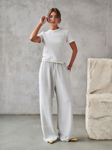 Трикотажный серый костюм с вышивкой-лого