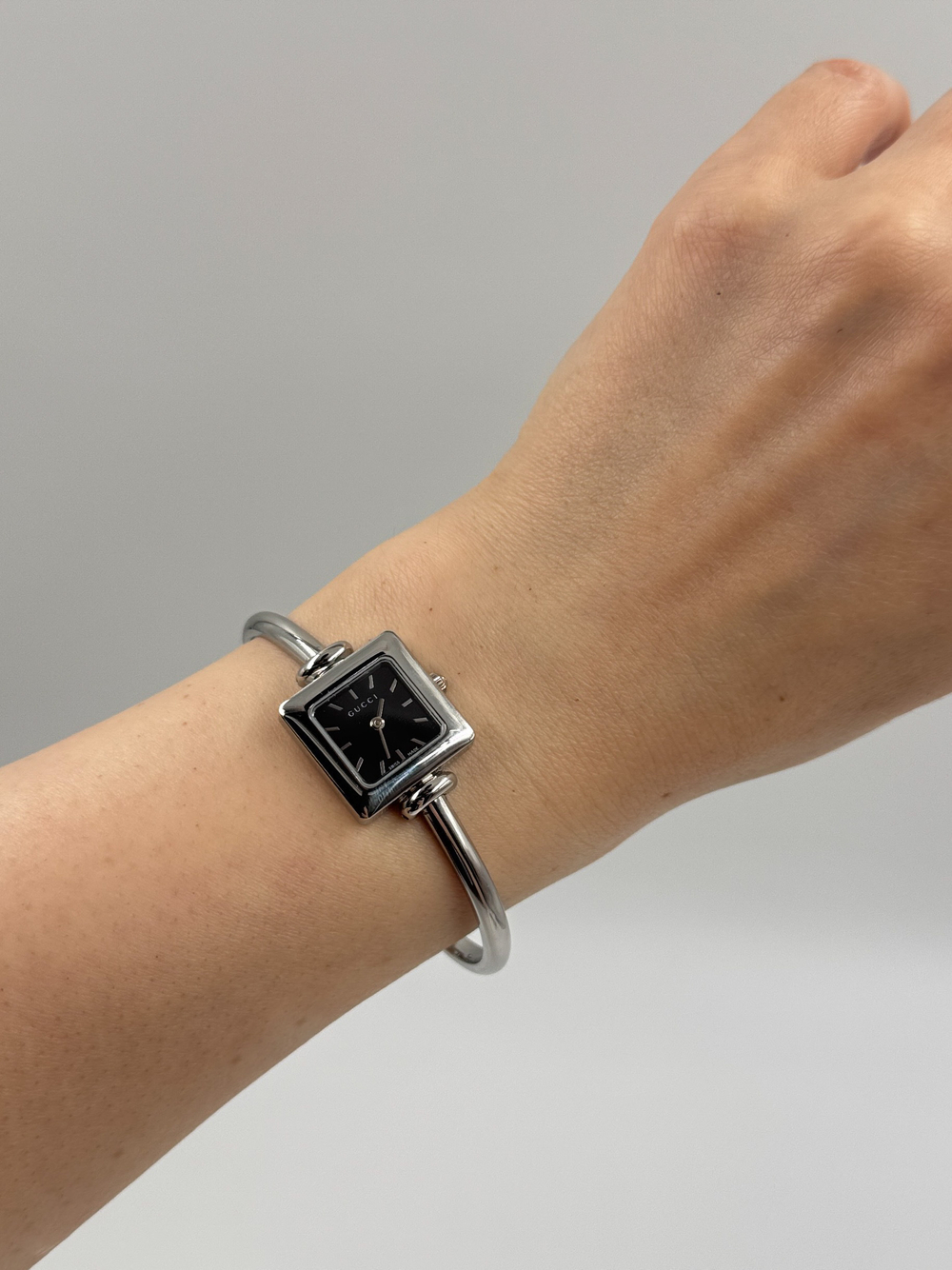 Часы Gucci 1900L с чёрным циферблатом