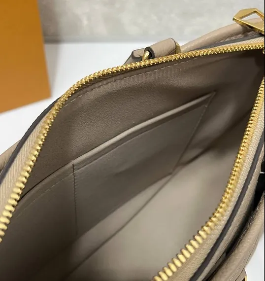 Сумка Louis Vuitton Trianon PM бежевый