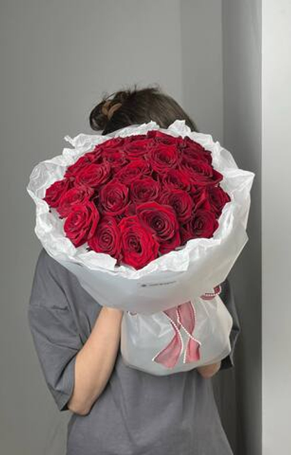 Букет из 25 красных роз в упаковке