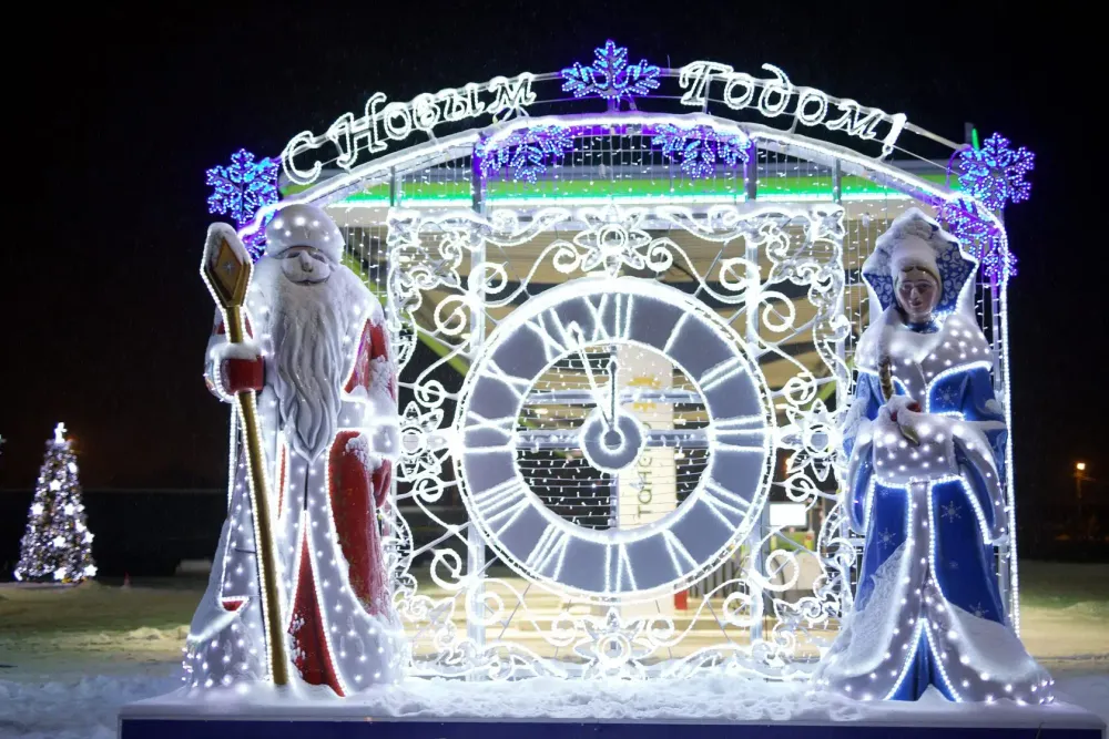 Композиция фигур "Дед Мороз и Снегурочка" и световое панно с часами