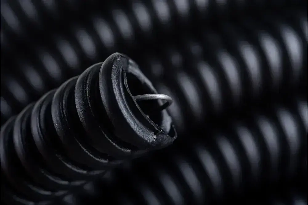 Труба гибкая гофрированная ПНД 16мм с протяжкой лёгкая (25м) чёрный