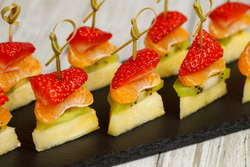 Канапе фруктовое с клубникой