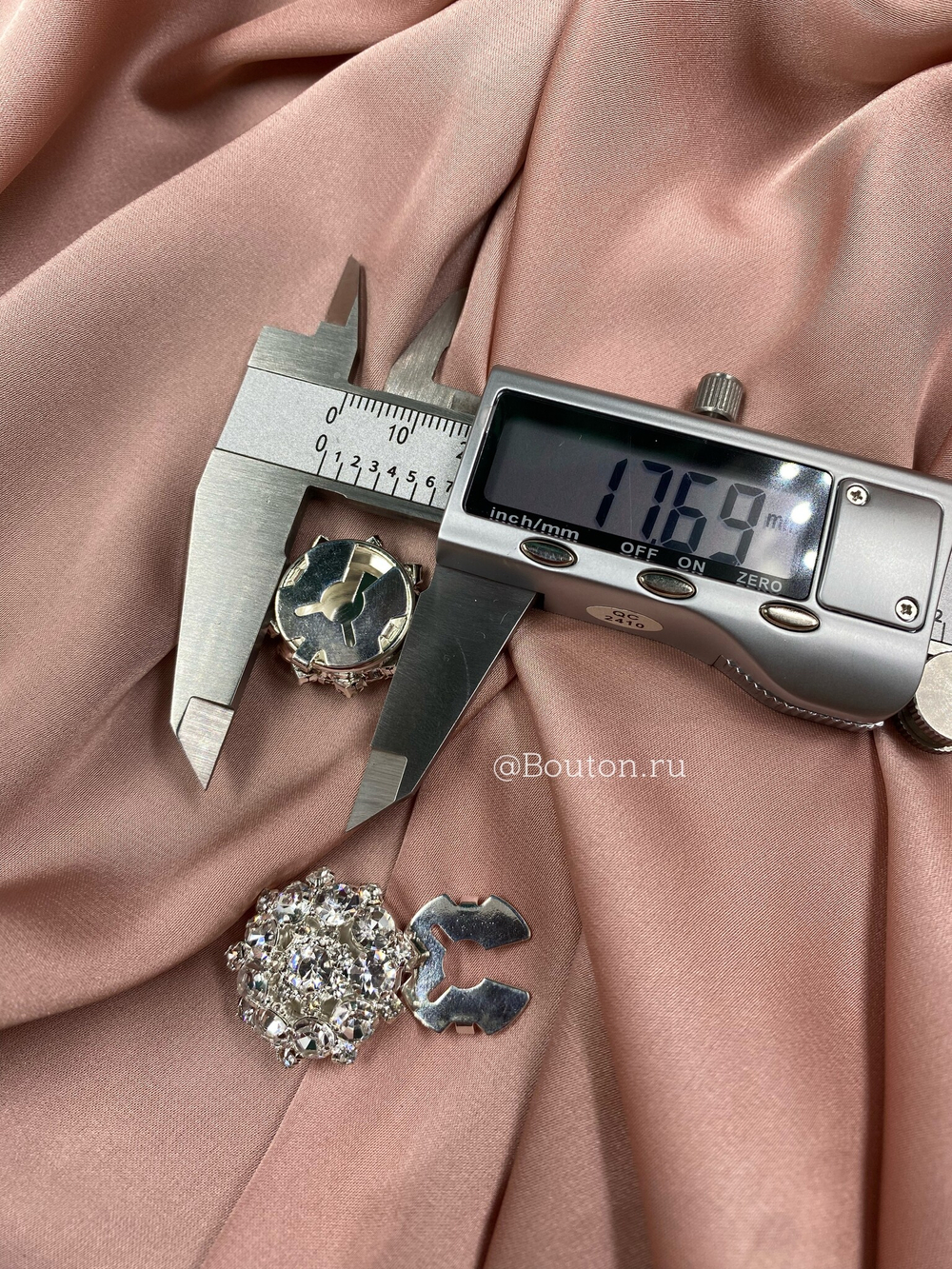 Накладка на пуговицу стразы серебристые в серебристом обрамлении (клипса)