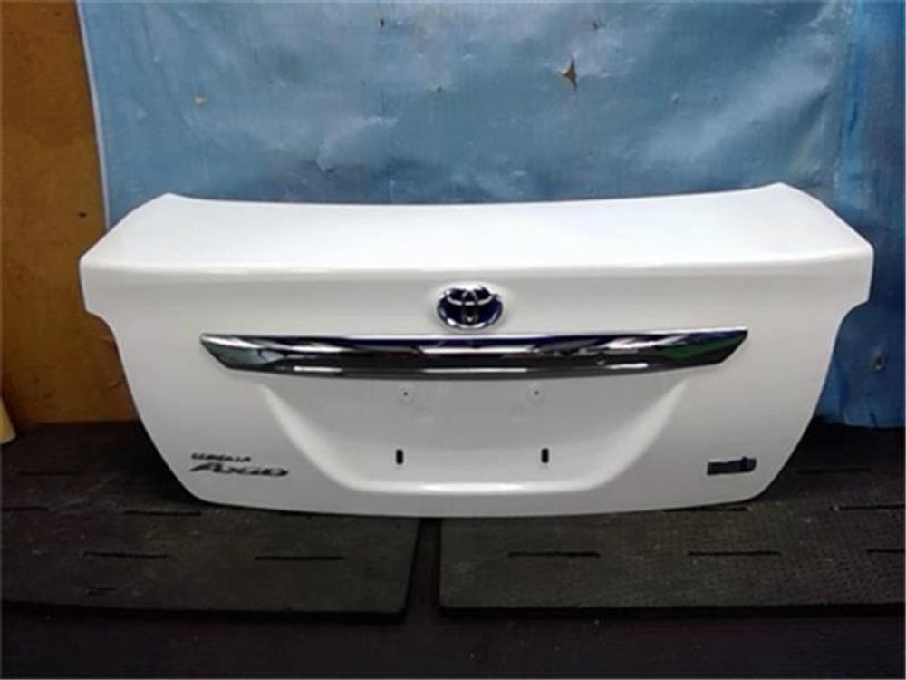 крышка багажника Toyota Corolla Axio ZRE162 2015 белый 040