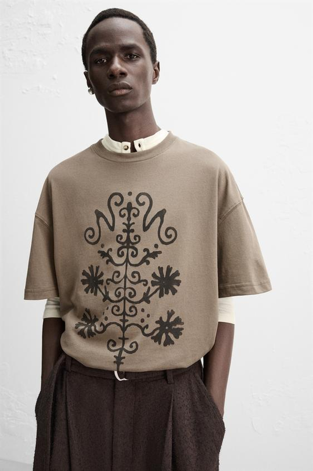 ZARА X NANUSHKA ФУТБОЛКА С ПРИНТОМ, КОРИЧНЕВЫЙ