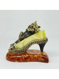 Бронзовая статуэтка на янтаре