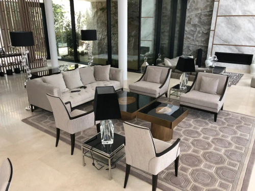 Мягкая мебель для гостиной: диван, кресла и журнальный стол