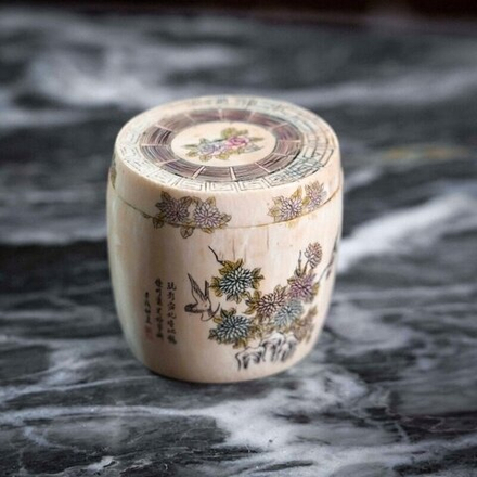 Шкатулка из слоновой кости «Красавица верхом на журавле»