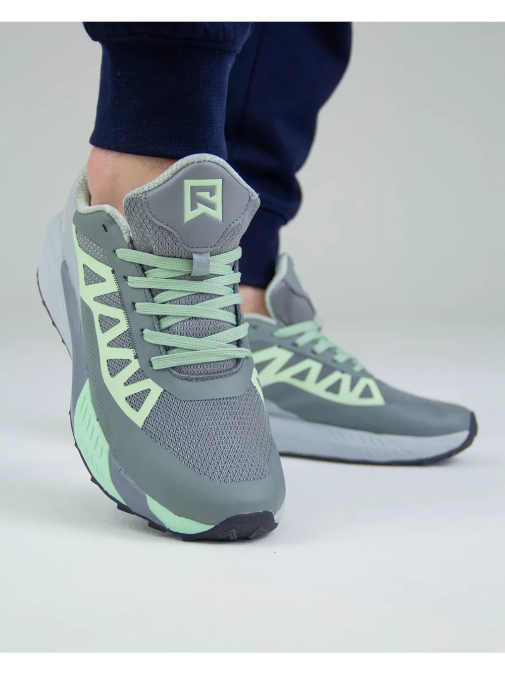 Облегченные беговые кроссовки