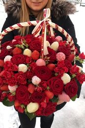 Корзина с клубникой в шоколаде и розами "Летний сад"