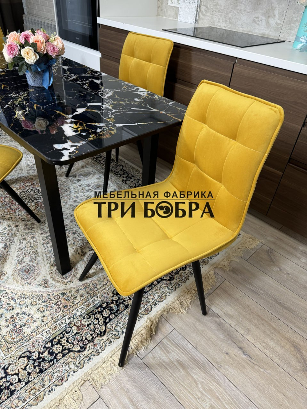 Стеклянный раздвижной стол "Черный мрамор" и стулья "ГУЧИ" желтый